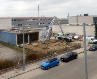 Bagger hebt Fundamentlöcher für eine Bodenplatte aus