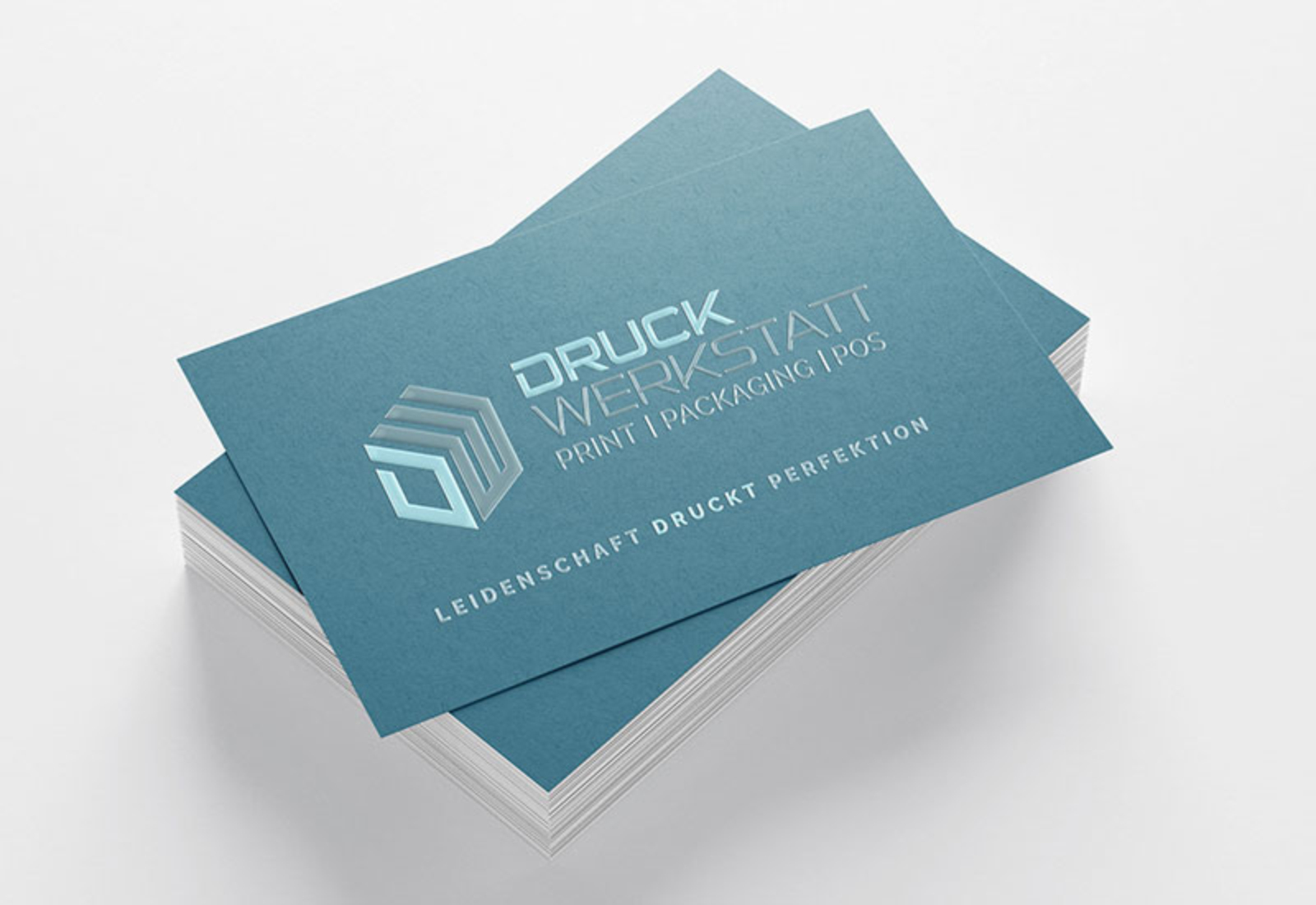 Edle Visitenkarten mit 3D-Lack und hochwertiger Veredelung in Nahaufnahme – exklusiver Visitenkartendruck aus Wien.